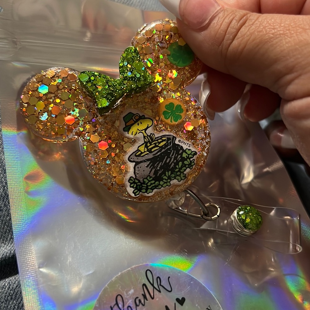 Badge Mickey Mouse gold st Patrick’s badge